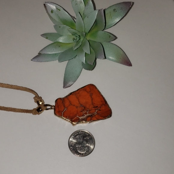 Boho suede leather cord w/ dyed imperial pendant - Picture 3 of 4